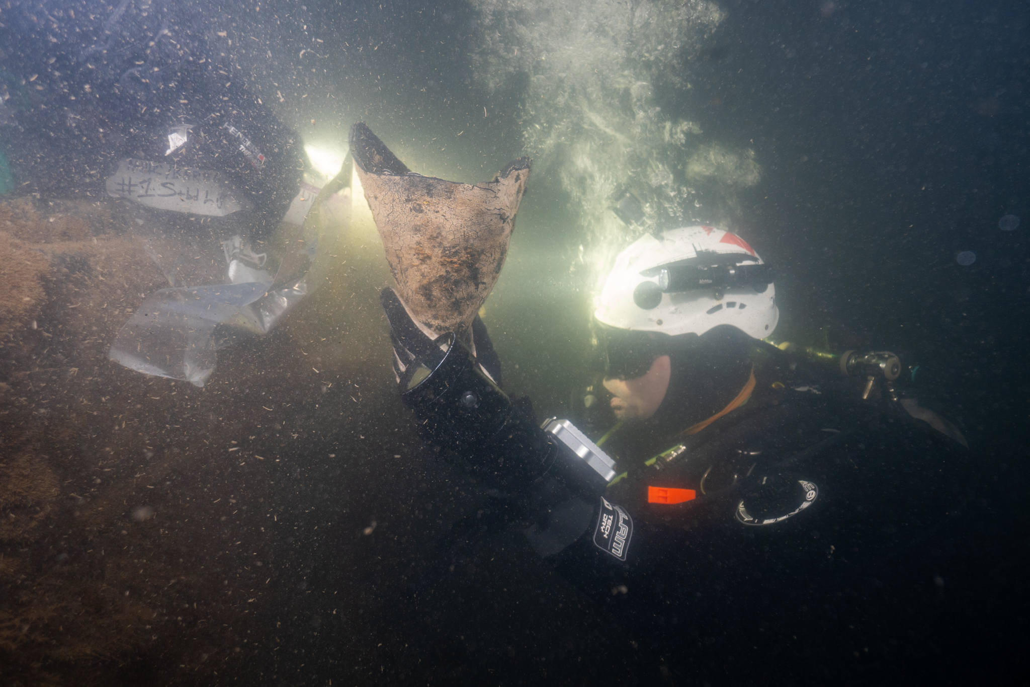 4.Passing Alberich sample to the collection bag diver. Photo Source: Fred Engle/BAREG 